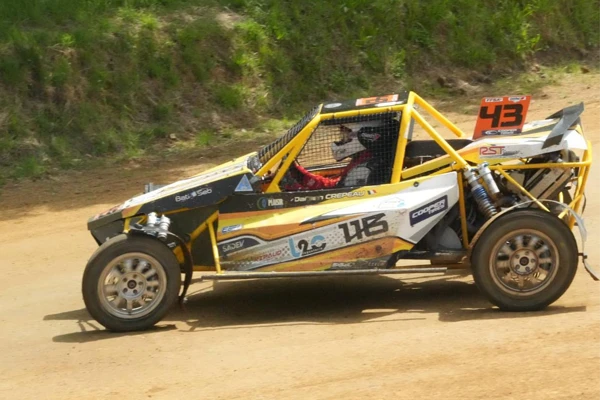 Buggy en course d'autocross