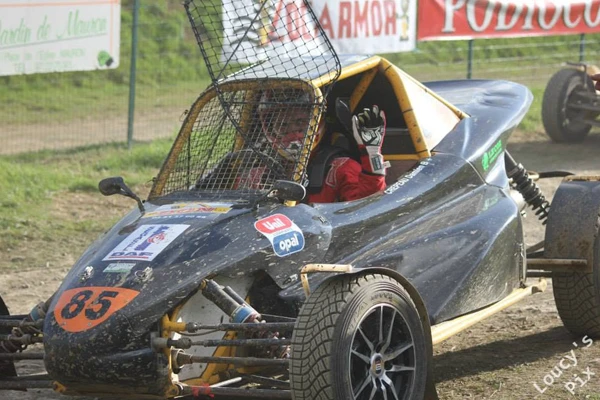 Buggy noir, véhicule de course d'autocross