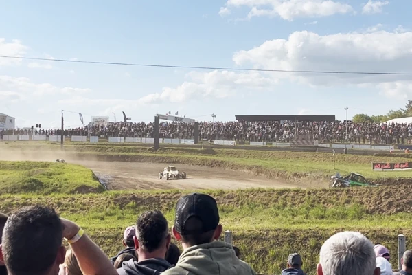 Spectateurs d'une course d'autocross